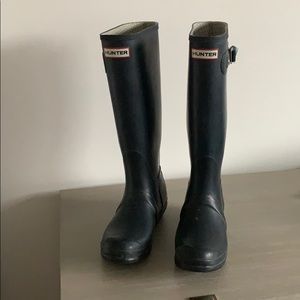Hunter navy rain boots matte finish